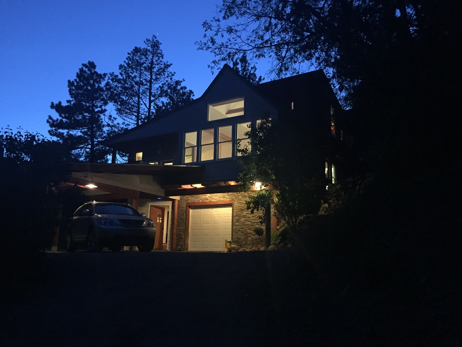 the-Boulder-cabin-vacation-rental_livingroom_zNightview.JPG